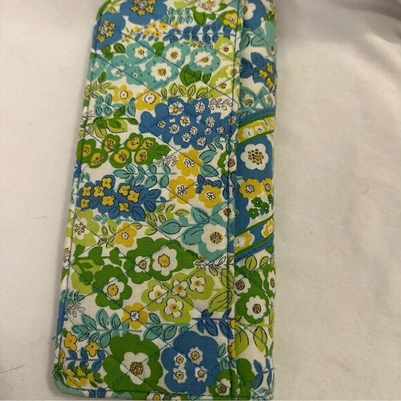 Vera Bradley Retired English Meadow Passport Wallet NWOT - Picture 4 of 5